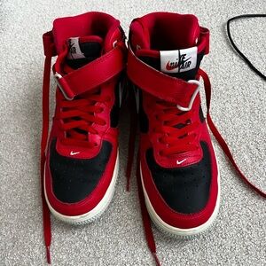 NIKE AIR FORCE 1 MID “SPLIT” SURFACES IN BLACK AND RED